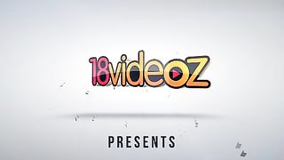 Два русских студента трахают юную телку с маленькими сиськами на диване