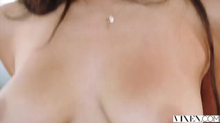 Красивая девушка стонет от большого члена в вагине