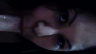 Брюнетка сосёт хуй и глотает сперму крупным планом