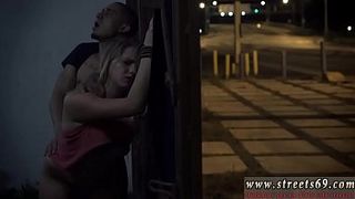 Гопник на улице заставил связанную девушку отсосать и изнасиловал её в пизду