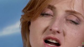 Горячая русская девушка на порно кастинге играет на балалайке, а потом красиво мастурбирует на камеру